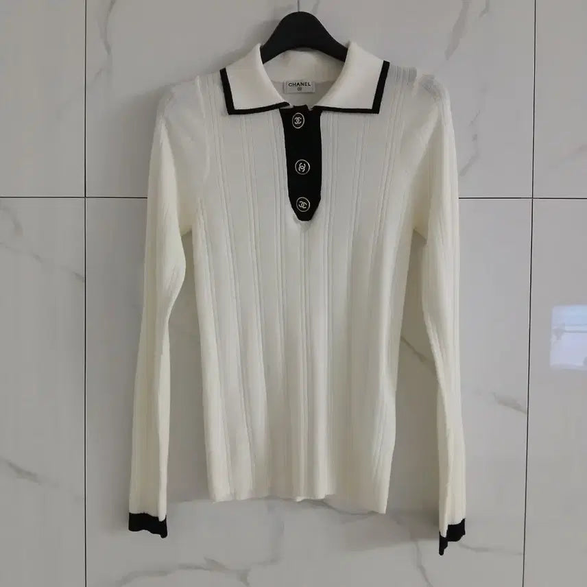 [SOLD OUT] 로고 큐빅 버튼 포인트 카라니트