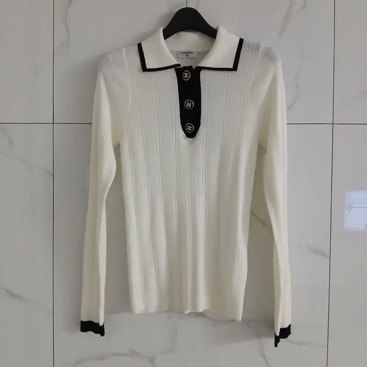 [SOLD OUT] 로고 큐빅 버튼 포인트 카라니트