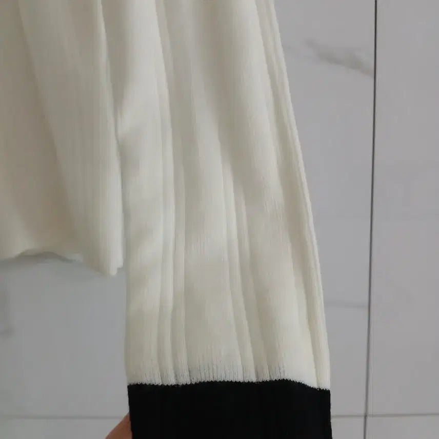 [SOLD OUT] 로고 큐빅 버튼 포인트 카라니트