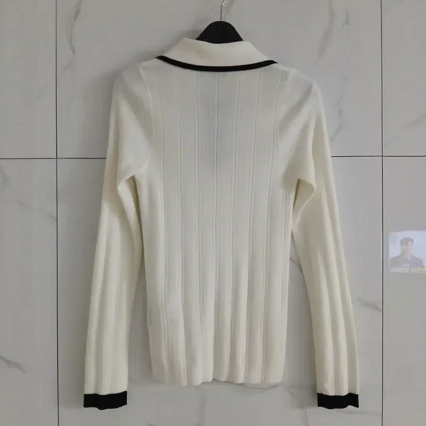 [SOLD OUT] 로고 큐빅 버튼 포인트 카라니트