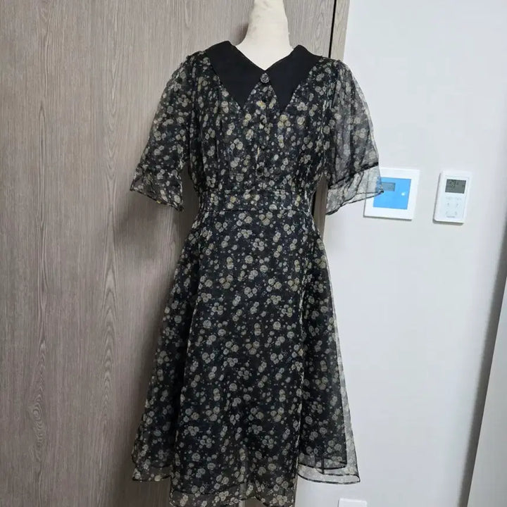 [SOLD OUT] 지고트 플라워 쉬폰 원피스 블랙 카라넥 하객룩