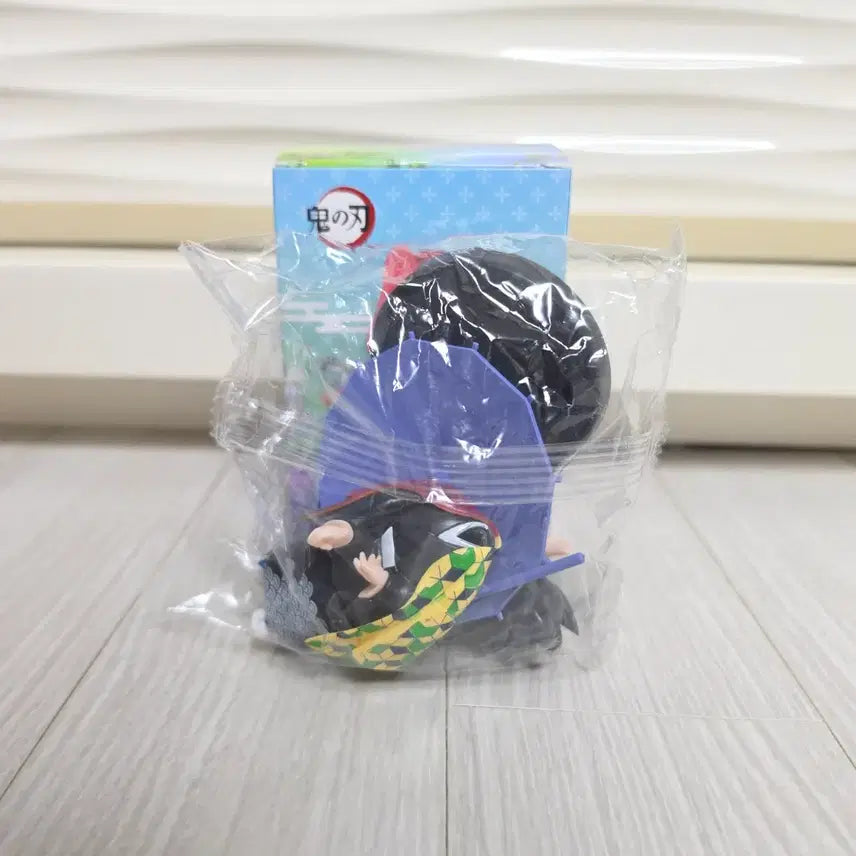 [BUNJANG] Demon Slayer Giyu Tomioka Gashapon Figure (Sealed) / 귀멸의칼날 장마 귀칼 뽑기 비닐 미개봉 확정 판매 토미오카 기유