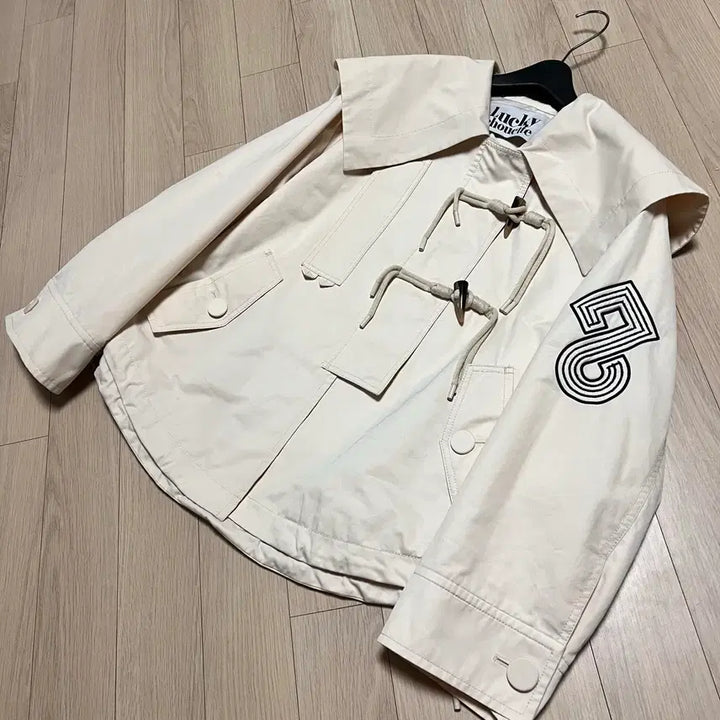 [BUNJANG] Lucky Chouette Han So Hee Sailor Collar Half Trench Jacket / 22년 럭키슈에뜨 한소희 세일러 카라 하프 트렌치자켓 바스락떡볶이코트점퍼