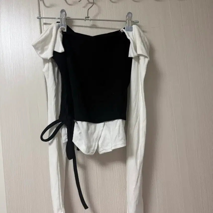 [BUNJANG] Hypnotic Color Block Off-Shoulder Blouse / 히프나틱 배색 오프숄더 블라우스 셔츠 롱슬리브