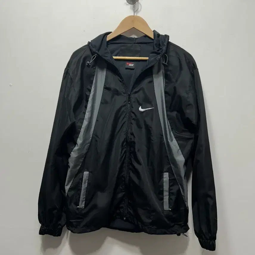 [SOLD OUT] 나이키 블랙 바람막이 후드 집업 올드스쿨 105