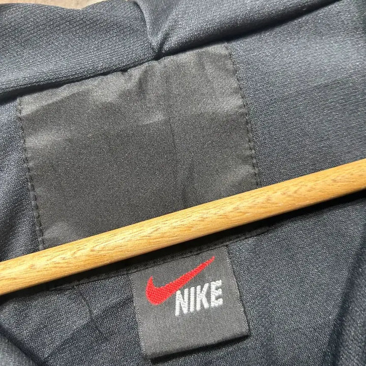 [SOLD OUT] 나이키 블랙 바람막이 후드 집업 올드스쿨 105