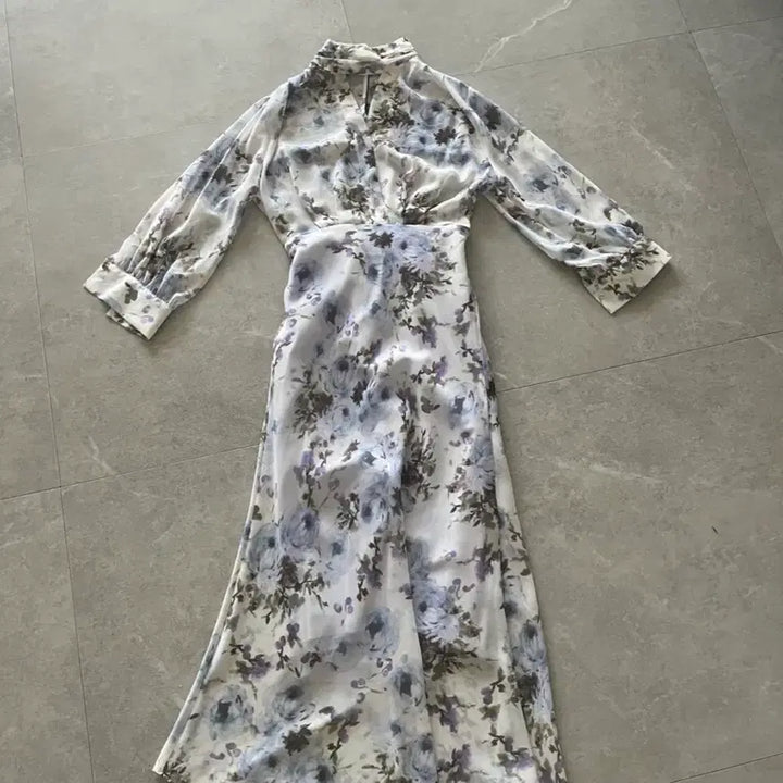 [SOLD OUT] 플라워 패턴 쉬폰 롱 원피스 (컷아웃)