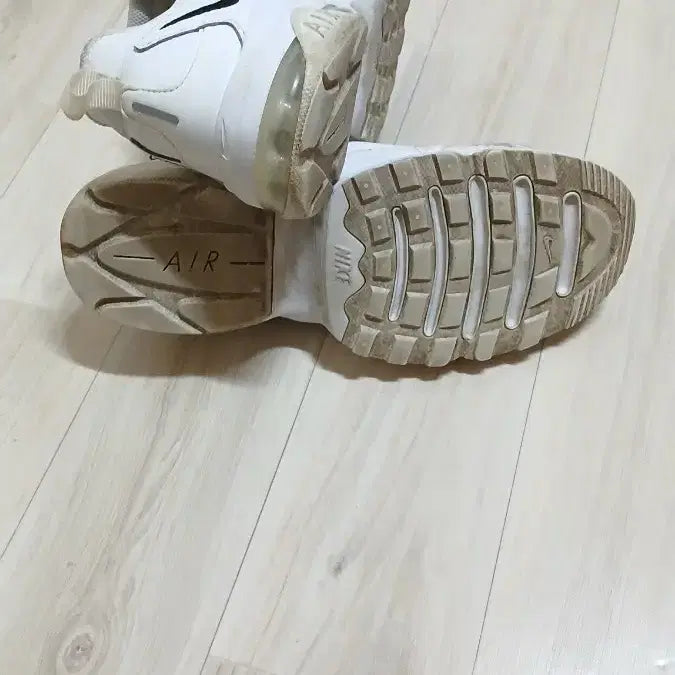 [BUNJANG] 남성신발 나이키 에어 운동화 +스케처스 운동화 2개 개당가격이에요 / 남성신발 나이키 에어 운동화 +스케처스 운동화 2개 개당가격이에요