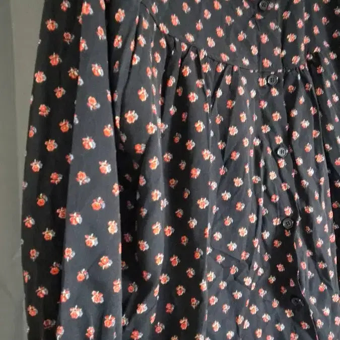 [BUNJANG] Floral Print Black Blouse / 잔꽃무늬 블랙 블라우스