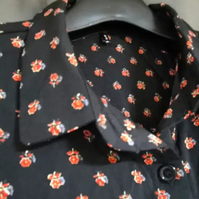 [BUNJANG] Floral Print Black Blouse / 잔꽃무늬 블랙 블라우스