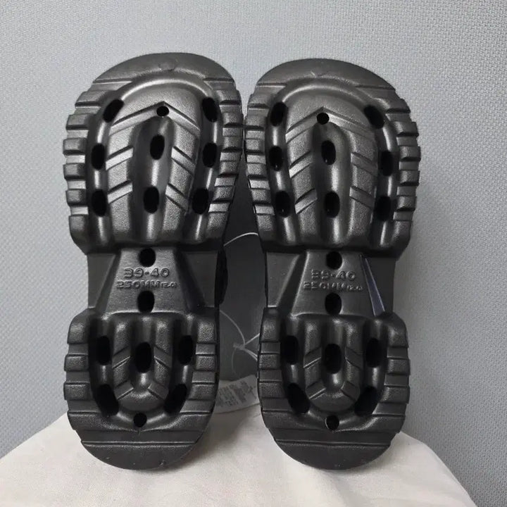 [SOLD OUT] 새상품)산리오 헬로키티 블랙 실버 키높이 크록스 슬리퍼 250mm
