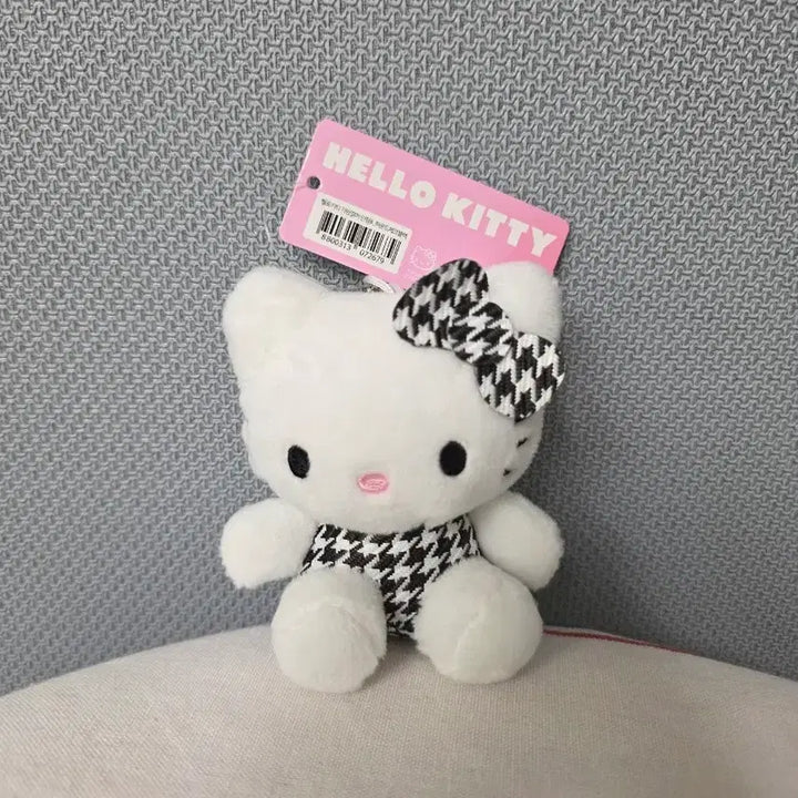 [BUNJANG] Hello Kitty Houndstooth Check Keyring Doll / 정품.새상품)헬로키티 하운드 체크 블랙 키링 인형 8cm