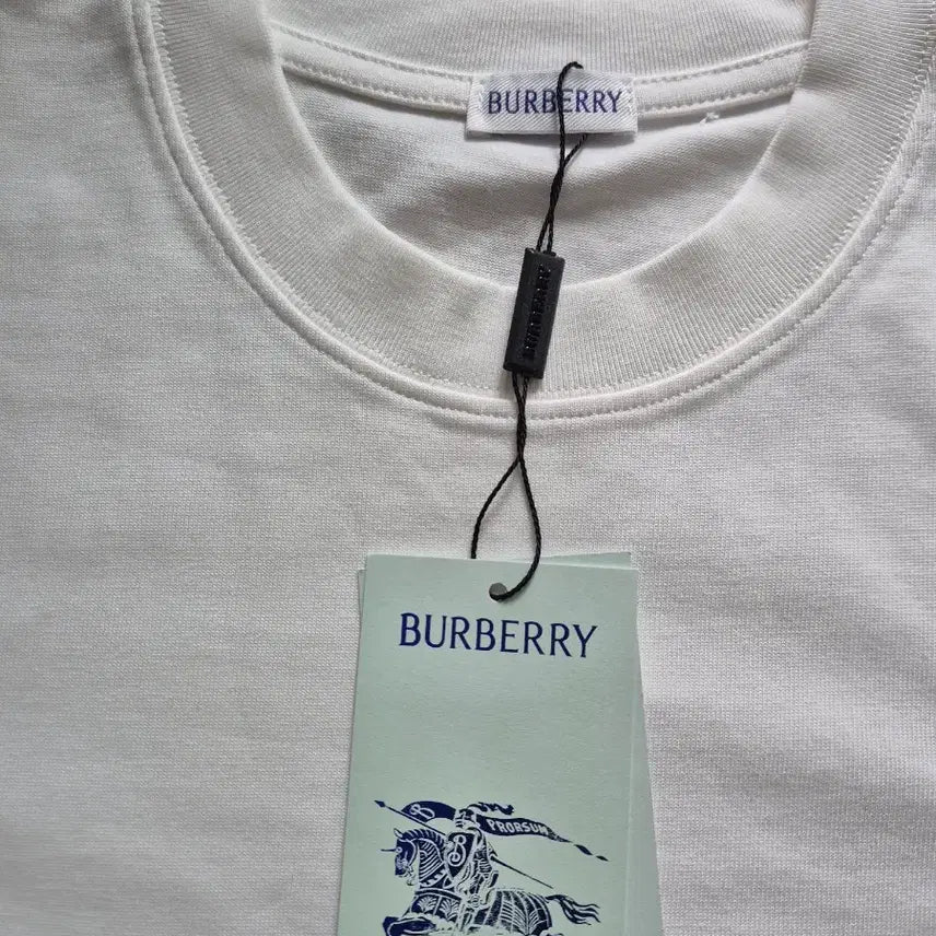 [BUNJANG] Burberry White T-Shirt with Patch (S) / 새상품 )버버리 화이트 티셔츠 패치 장식