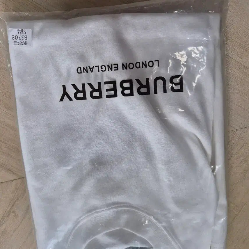 [BUNJANG] Burberry White T-Shirt with Patch (S) / 새상품 )버버리 화이트 티셔츠 패치 장식