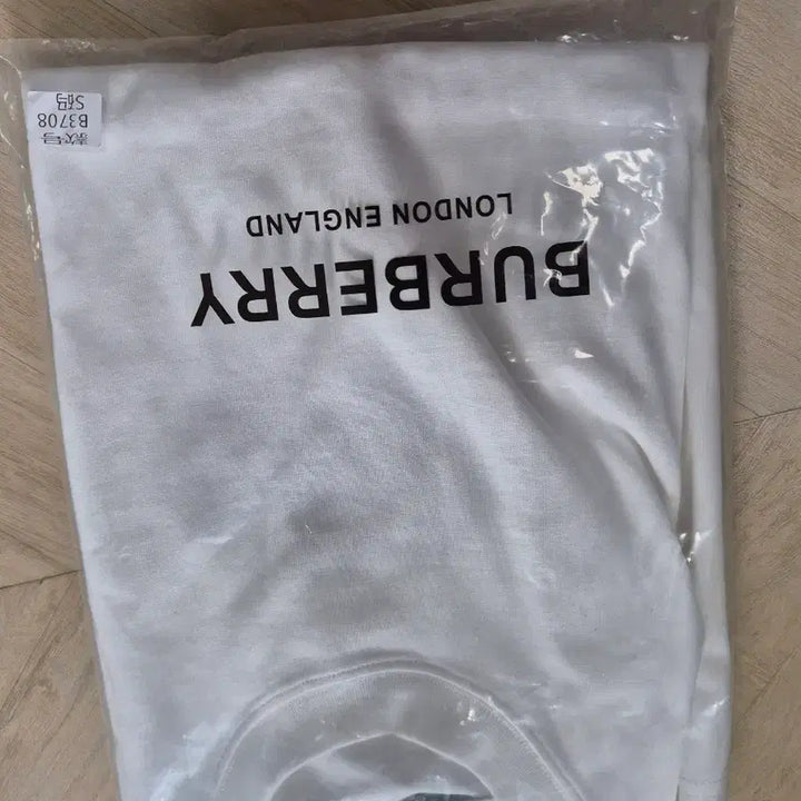 [BUNJANG] Burberry White T-Shirt with Patch (S) / 새상품 )버버리 화이트 티셔츠 패치 장식