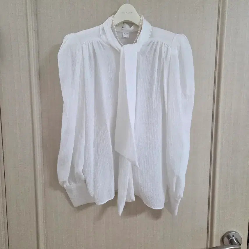 [SOLD OUT] 고급스런 타이 하객블라우스