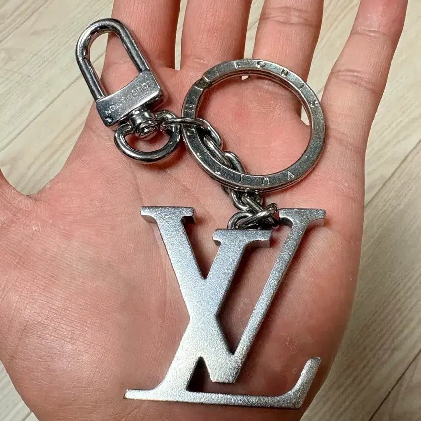 [BUNJANG] Louis Vuitton LV Initiales Silver Key Ring / 루이비통 LV 이니셜 키 홀더 &amp; 백 참 실버 키링 판매합니다.