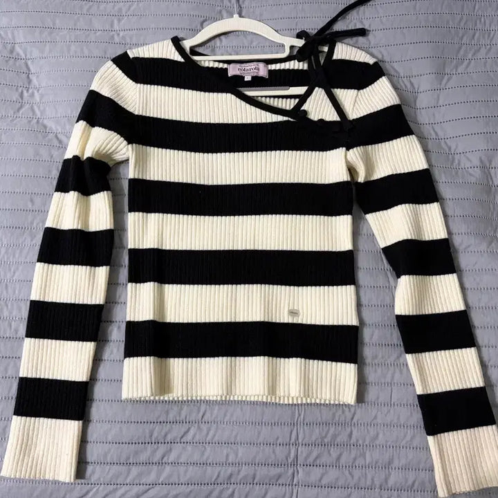 [SOLD OUT] 로라로라 리본 니트