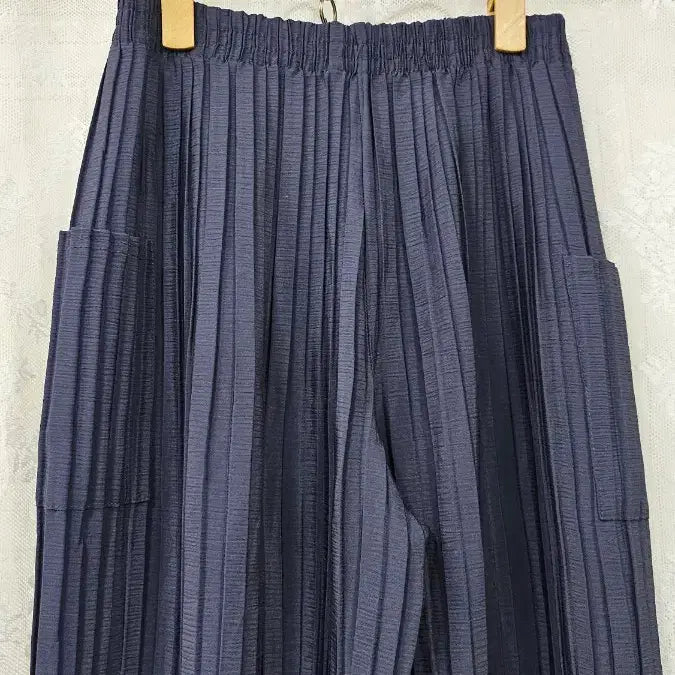 [SOLD OUT] 그레이 플리츠 7부 배기 팬츠