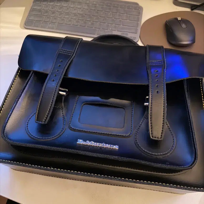 [BUNJANG] Dr. Martens Black Leather 13-inch Satchel Bag / 닥터마틴 블랙 레더 사첼백 13인치