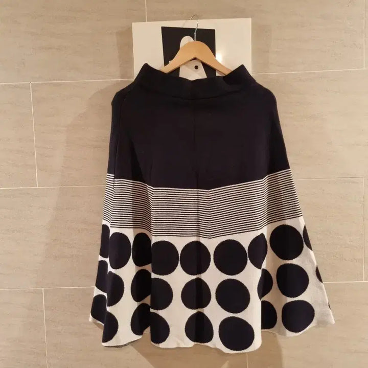 [BUNJANG] Rennie &amp; MacCoy Dot Pattern Flare Midi Skirt / 새옷-도트 무늬 플레어 스커트