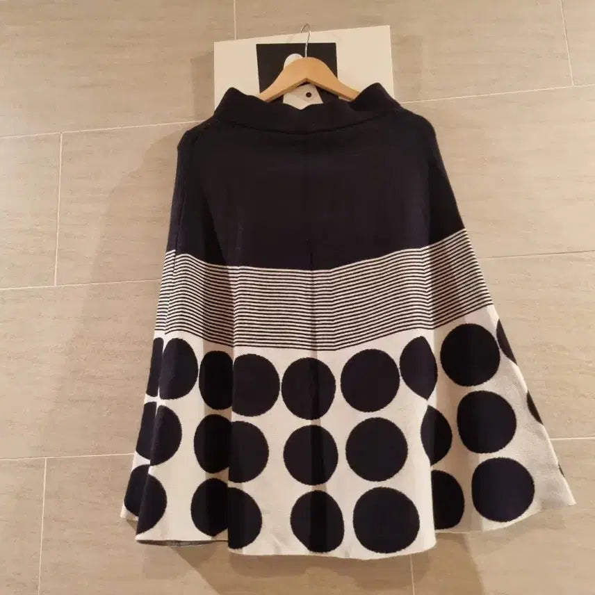 [BUNJANG] Rennie &amp; MacCoy Dot Pattern Flare Midi Skirt / 새옷-도트 무늬 플레어 스커트