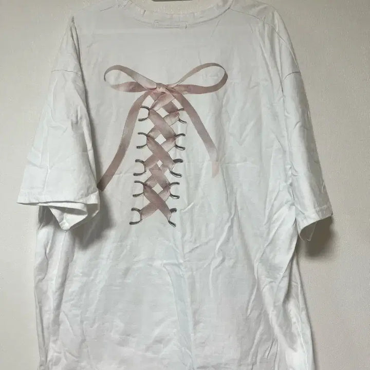 [SOLD OUT] 뒷 리본 레터링 화이트 반팔티