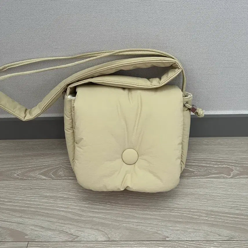 [BUNJANG] Padded Crossbody Bag / 패딩 크로스백 판매합니다~