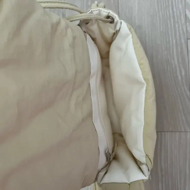 [BUNJANG] Padded Crossbody Bag / 패딩 크로스백 판매합니다~