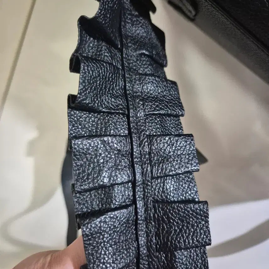 [BUNJANG] Couronne Black Ruffle Shoulder Bag / 쿠론 블랙백