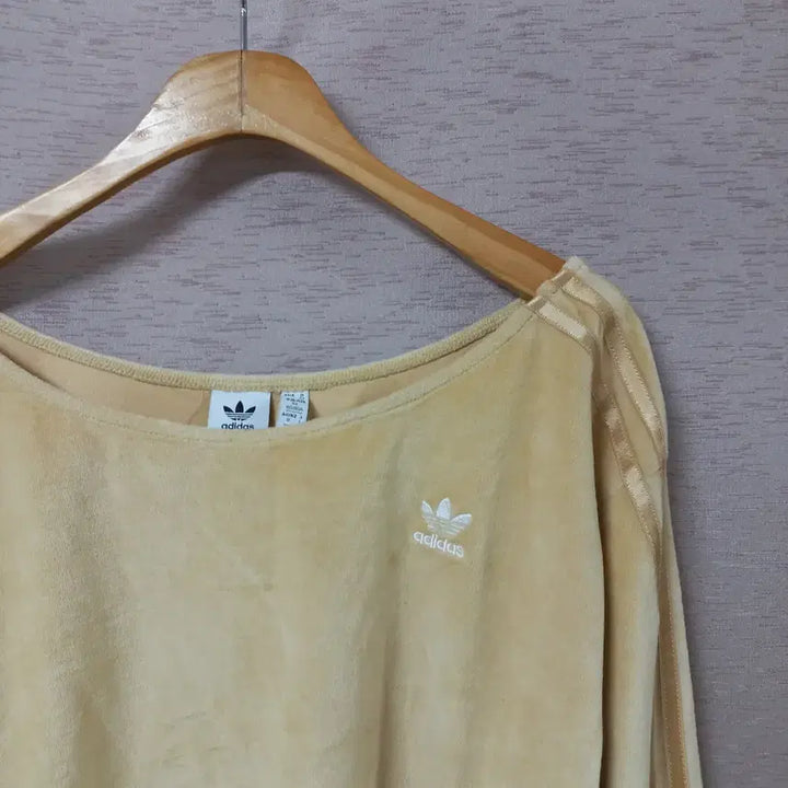 [SOLD OUT] B4-18/아디다스 오프숄더 숏 티셔츠 여성