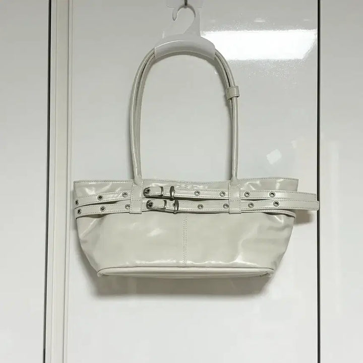 [SOLD OUT] 여밈 벨티드 보트백 오이스터