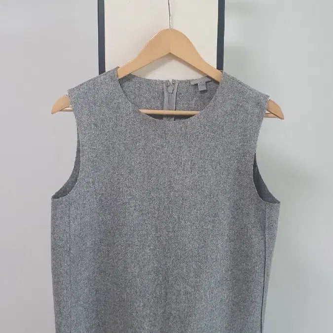 [SOLD OUT] COS 코스 그레이 민소매 조끼 블라우스