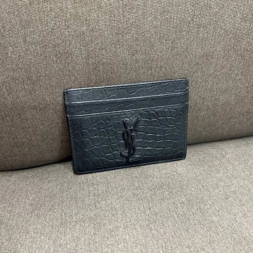 [SOLD OUT] 입생로랑 블랙 메탈 로고 카드지갑 홀더 크로커다일 485631
