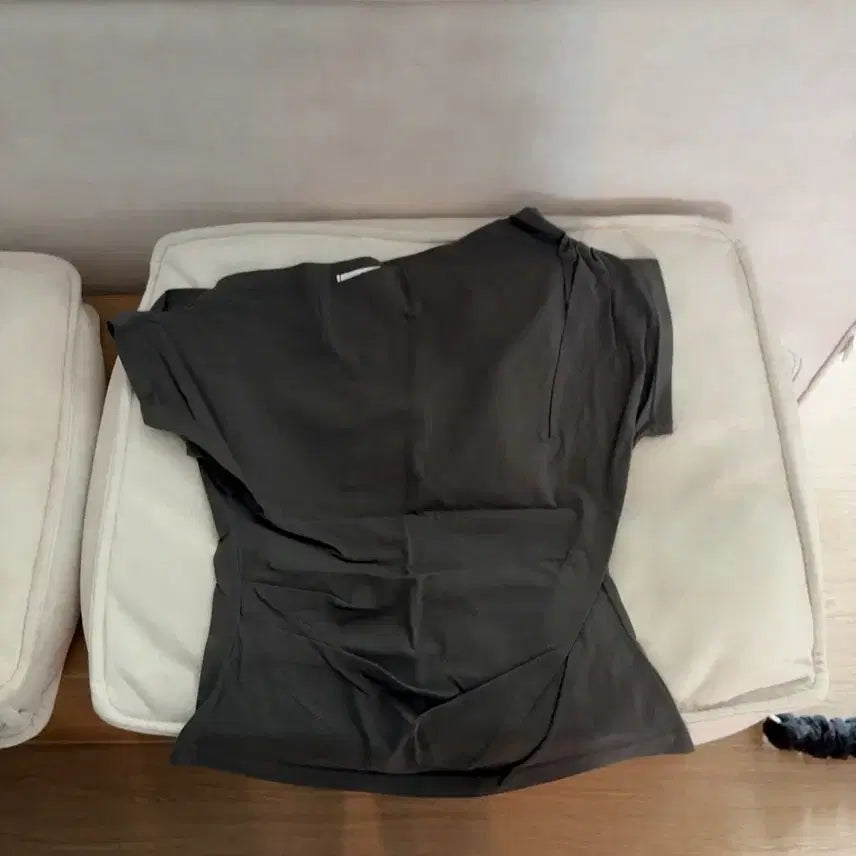 [BUNJANG] Unbalanced Ruffle Off-Shoulder Top Charcoal / 언발 셔링 오프숄더 티 차콜