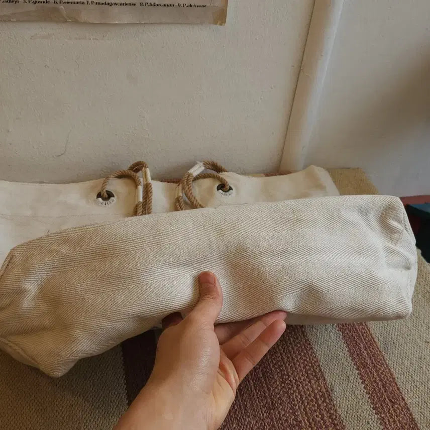 [BUNJANG] Hand-Drawn Shell Tote Bag / 핸드 드로잉 캔버스 토트백 빈티지 더플백 리메이크 화이트 쉘
