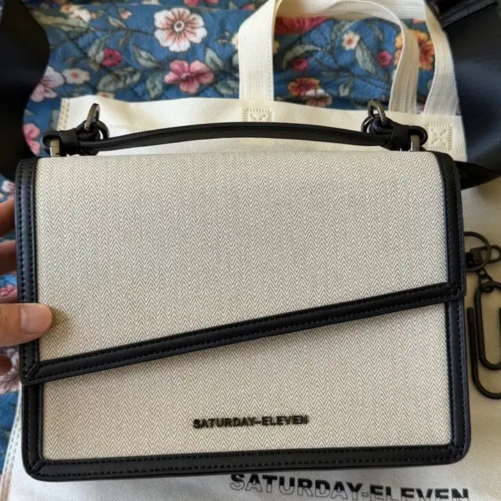[BUNJANG] Saturday Eleven Herringbone Crossbody Bag / 세러데이일레븐 헤링본 핸들 크로스 바디백