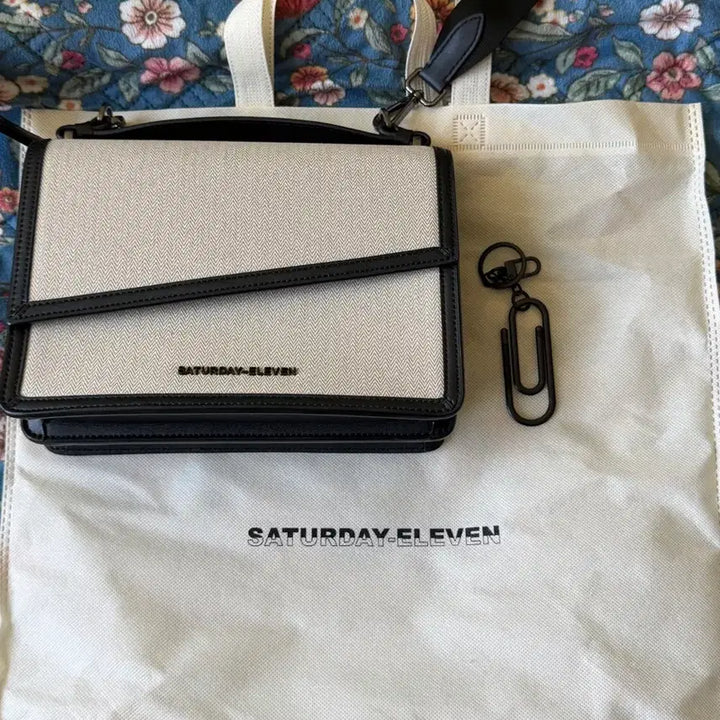 [BUNJANG] Saturday Eleven Herringbone Crossbody Bag / 세러데이일레븐 헤링본 핸들 크로스 바디백