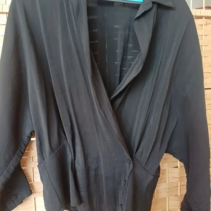 [BUNJANG] Black Wrap Blouse / 블랙 랩 스타일 블라우스