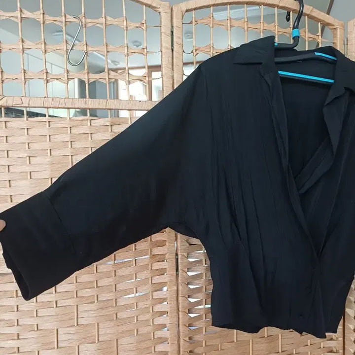 [BUNJANG] Black Wrap Blouse / 블랙 랩 스타일 블라우스
