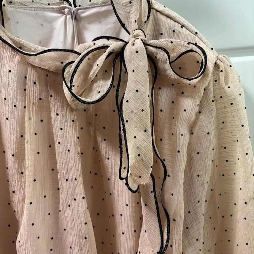 [SOLD OUT] 도트 리본 블라우스