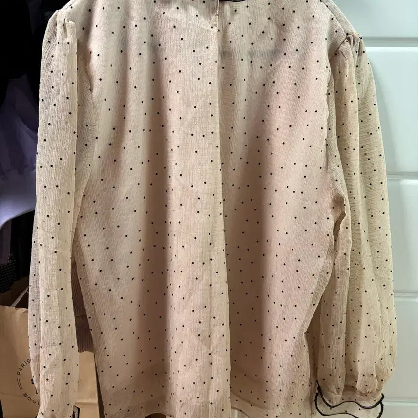 [SOLD OUT] 도트 리본 블라우스