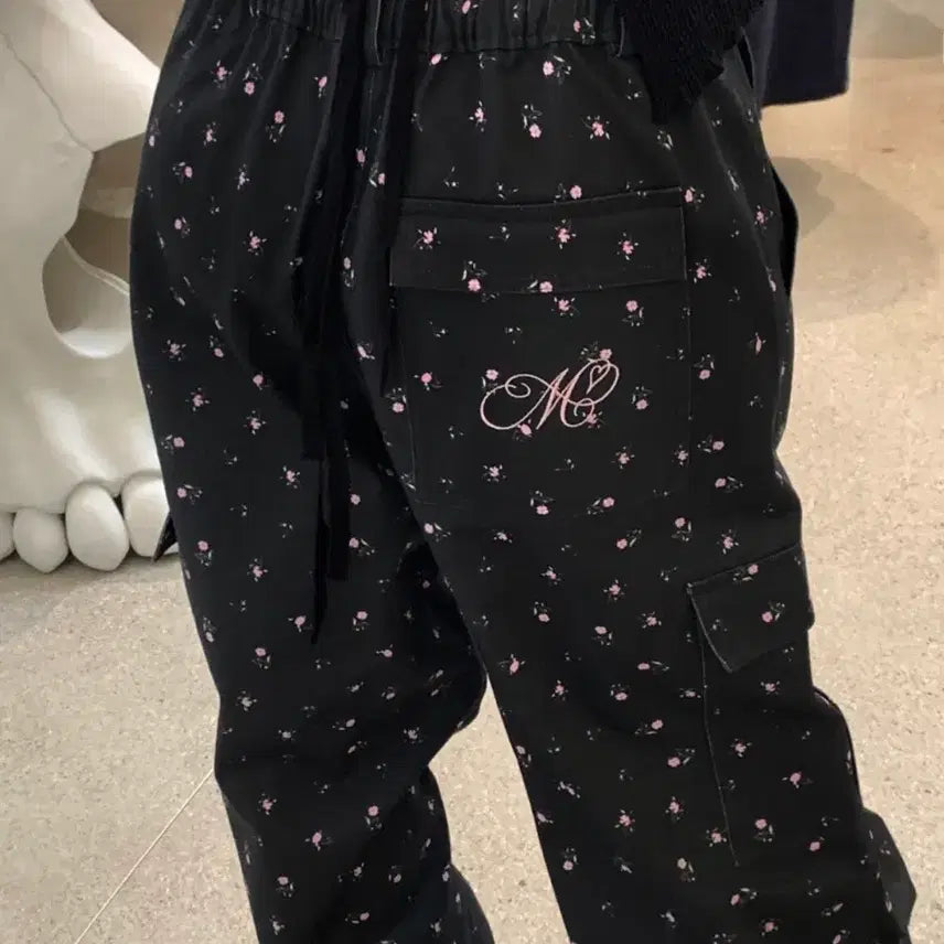 [SOLD OUT] 마블링 플라워 파라슈트 팬츠 블랙