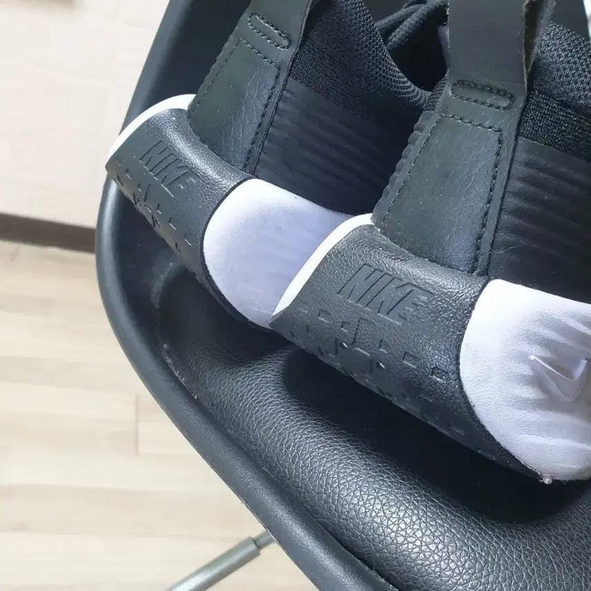 [BUNJANG] Nike Black Sneakers Fluorescent Swoosh 280 / 나이키 검정 운동화 형광 스우시 280