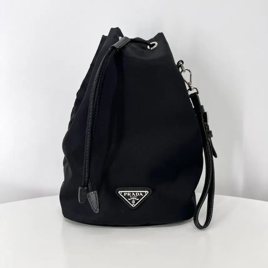 [BUNJANG] Prada Nylon Triangle Logo Bucket Pouch Black / 프라다 나일론 삼각로고 버킷 파우치 블랙
