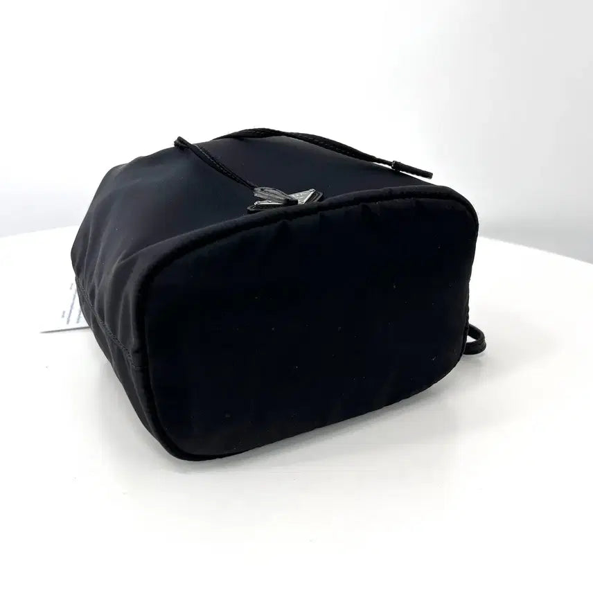 [BUNJANG] Prada Nylon Triangle Logo Bucket Pouch / 프라다 나일론 삼각로고 버킷 파우치 블랙 (1NE369)