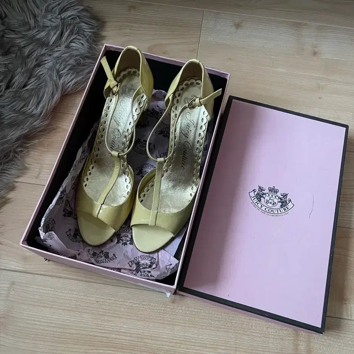 [SOLD OUT] Juicy Couture 쥬시 꾸뛰르 크림/옐로우 글리터 힐 펌프