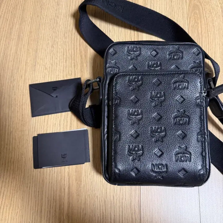 [SOLD OUT] MCM 블랙 레더 크로스백 카드 택 포함