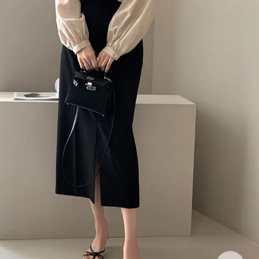 [SOLD OUT] 데일리룩 더로우 슬릿스커트 판매(블랙, s사이즈)