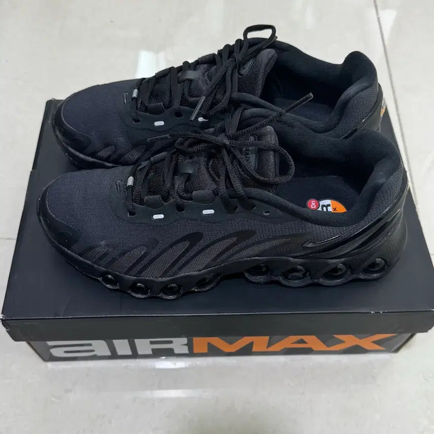 [BUNJANG] Nike Air Max Dn8 Black Anthracite Sneakers / 255 나이키 에어맥스 Dn8 블랙 앤트러사이트